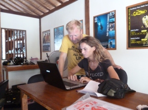 PADI Course Director helps IDC candidate to find the PADI performance requirements